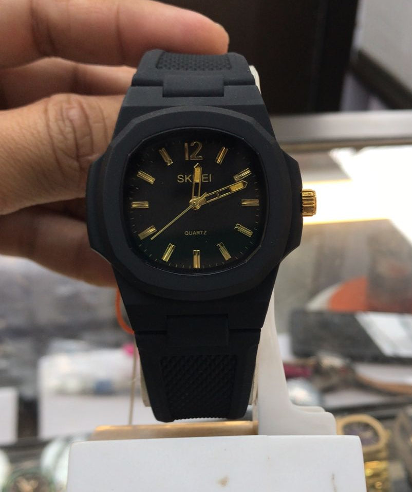 SKMEI Men’s Quartz Watch | Black Analog Design with Durable Silicone Strap